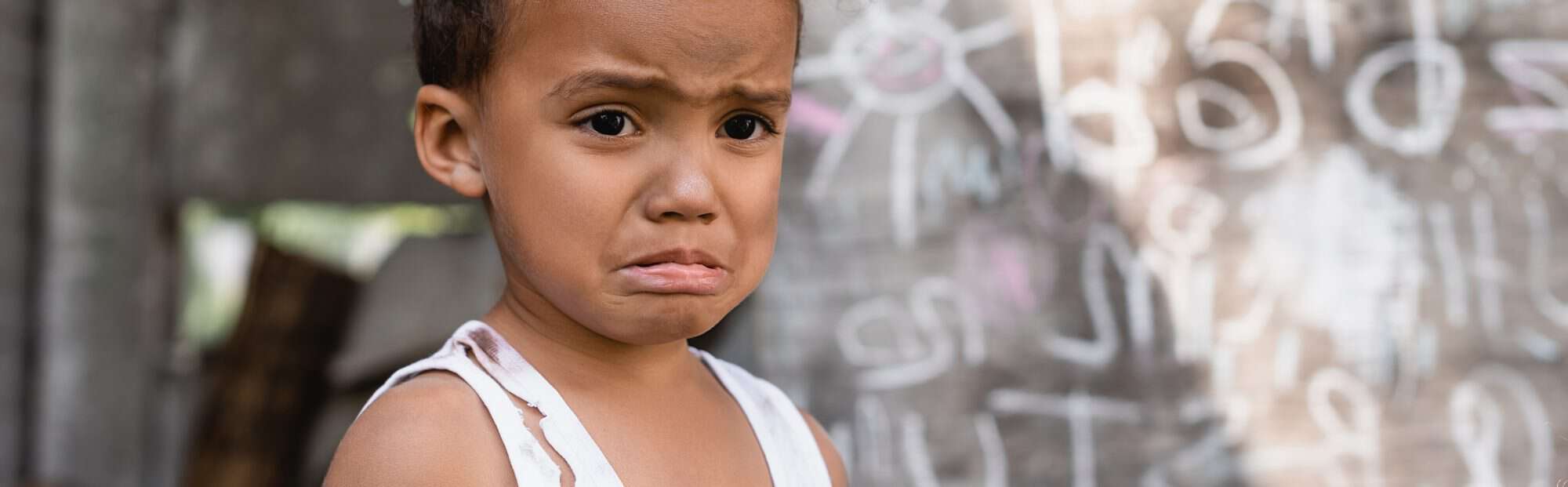 Jongen leer kind emotie beheersen