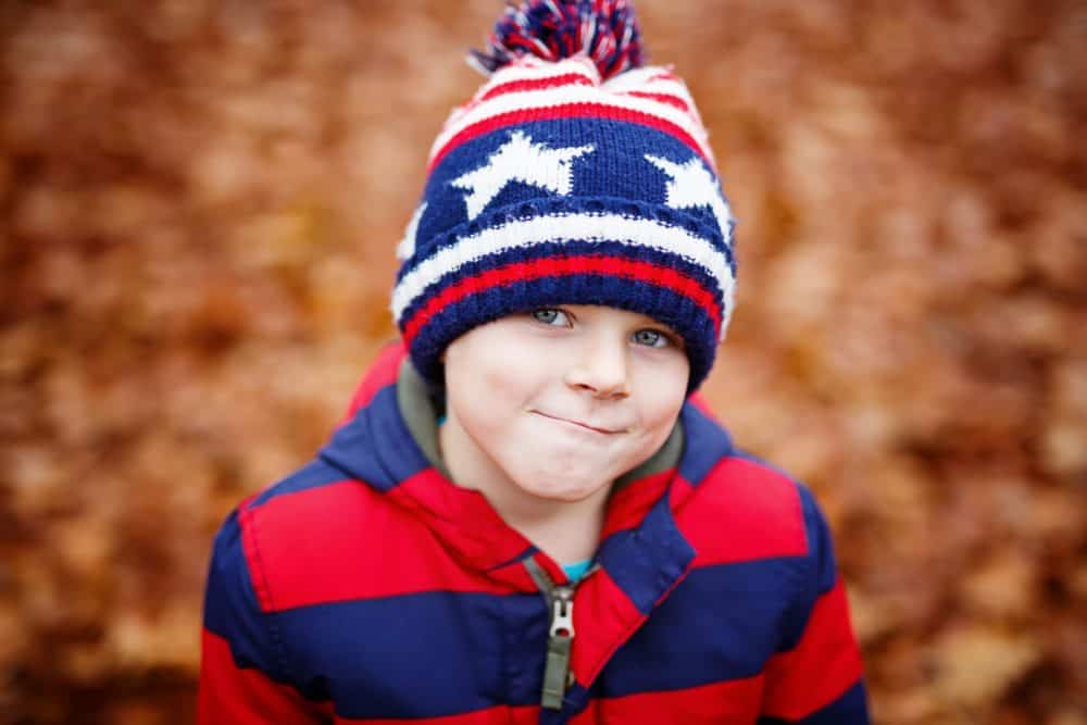 Temperamentvol kind van 8 jaar kijkt uitdagend